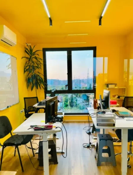 Tirane, jepet me qera zyre Kati 4, 220 m² 1.700 € (JORDAN MISJA)