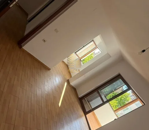Tirane, jepet me qera apartament 1+1+Ballkon Kati 5, 65 m² 400 € (Pzari i Ri)