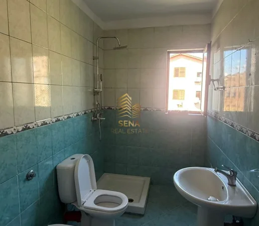 Tirane, jepet me qera apartament 1+1+Ballkon Kati 5, 65 m² 400 € (Pzari i Ri)