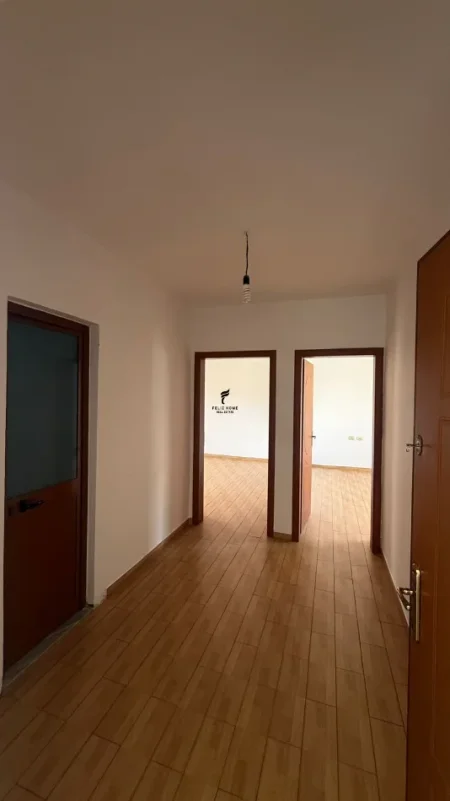 Tirane, jepet me qera zyre , 60 m² 420 € (PAZARI I RI)