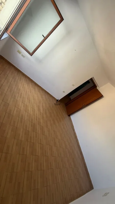Tirane, jepet me qera zyre , 60 m² 420 € (PAZARI I RI)