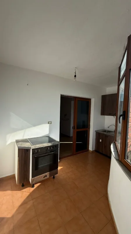 Tirane, jepet me qera zyre , 60 m² 420 € (PAZARI I RI)