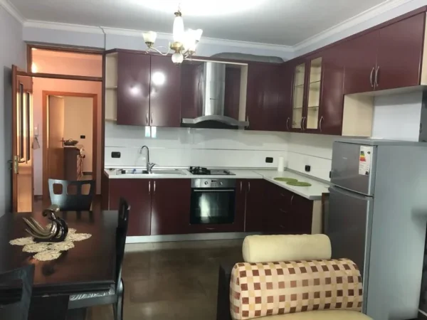Tirane, jepet me qera apartament 2+1 Kati 5, 80 m² 650 € (Rruga E Dibres)