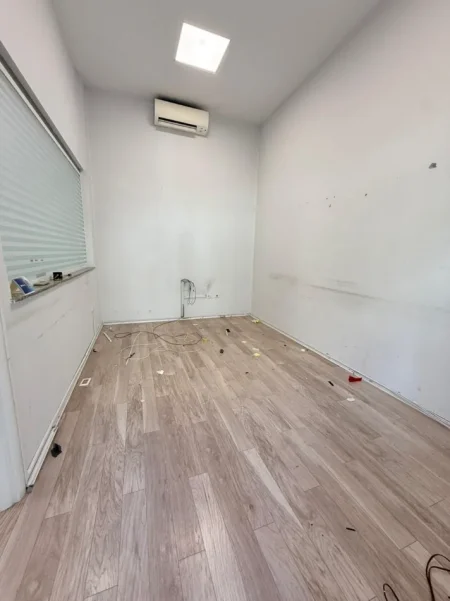Tirane, jepet me qera dyqan , 100 m² 2.000 € (Komuna e parisit)