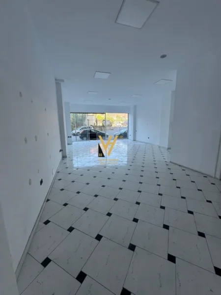 Tirane, shitet dyqan Kati 0, 105 m² 263.000 € (YZBERISHT)