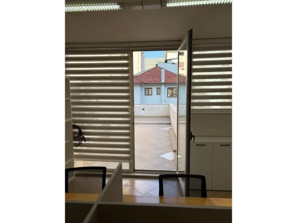 Tirane, jepet me qera zyre Kati 2, 156 m² 2.500 € 