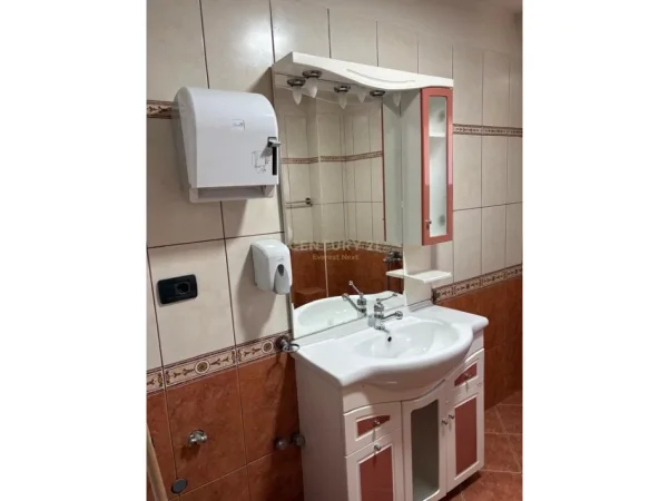 Tirane, jepet me qera zyre Kati 2, 156 m² 2.500 € 