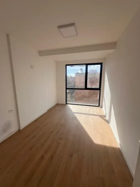 Tirane, jepet me qera ambjent biznesi Kati 1, 150 m² 1.500 € (Mine Peza)