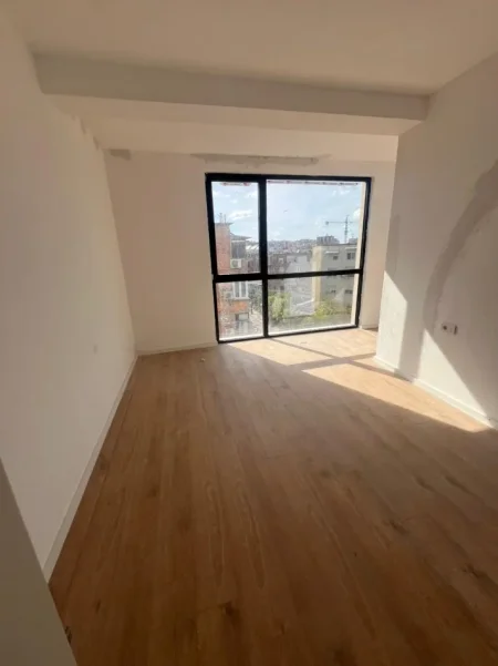 Tirane, jepet me qera ambjent biznesi Kati 1, 150 m² 1.500 € (Mine Peza)