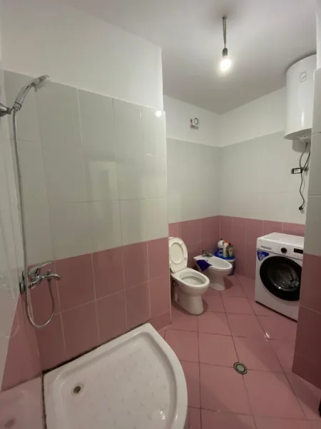 Tirane, jepet me qera nga Pronari, pa-komision garsonier 1+1 Kati 7, 45 m² 280 € (KMY)