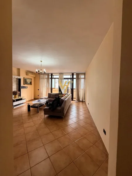 Tirane, jepet me qera apartament 2+1+Ballkon Kati 10, 120 m² 600 € (RRUGA E KAVAJES)