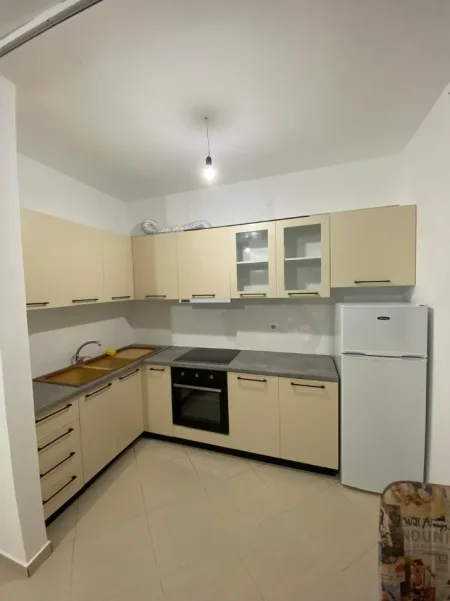 Tirane, jepet me qera nga Pronari, pa-komision garsonier 1+1 Kati 7, 45 m² 280 € (KMY)