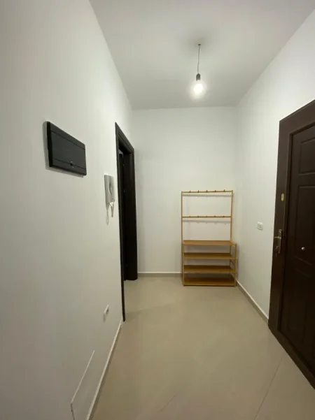 Tirane, jepet me qera nga Pronari, pa-komision garsonier 1+1 Kati 7, 45 m² 280 € (KMY)