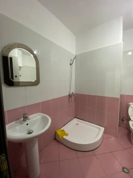 Tirane, jepet me qera nga Pronari, pa-komision garsonier 1+1 Kati 7, 45 m² 280 € (KMY)