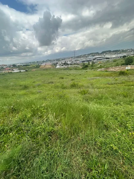 Tirane, shitet truall , 6.500 m² 650.000 € (kashar)