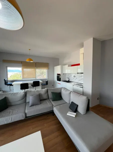 Tirane, jepet me qera apartament 2+1 Kati 4, 100 m² 900 € (Kopshti Botanik)