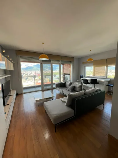 Tirane, jepet me qera apartament 2+1 Kati 4, 100 m² 900 € (Kopshti Botanik)