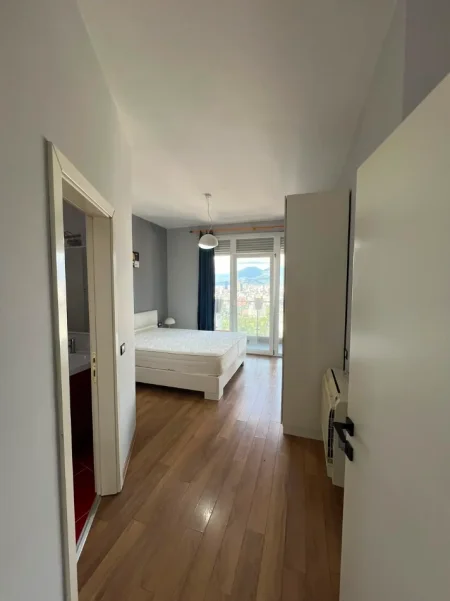 Tirane, jepet me qera apartament 2+1 Kati 4, 100 m² 900 € (Kopshti Botanik)
