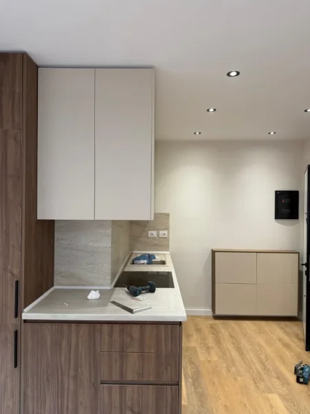 Tirane, jepet me qera apartament 1+1 , 75 m² 800 € (Komuna e Parisit)