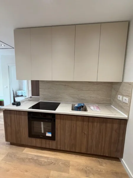 Tirane, jepet me qera apartament 1+1 , 75 m² 800 € (Komuna e Parisit)