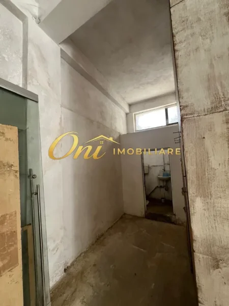 Tirane, jepet me qera magazine Kati 0, 85 m² 400 € (KOMISARIATI NR 6)