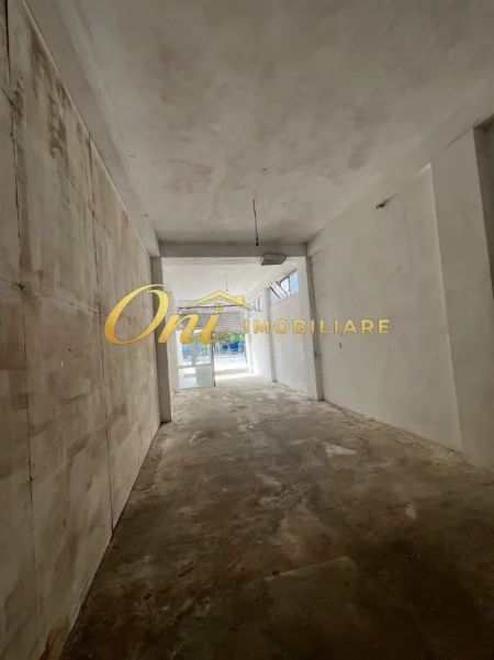 Tirane, jepet me qera magazine Kati 0, 85 m² 400 € (KOMISARIATI NR 6)