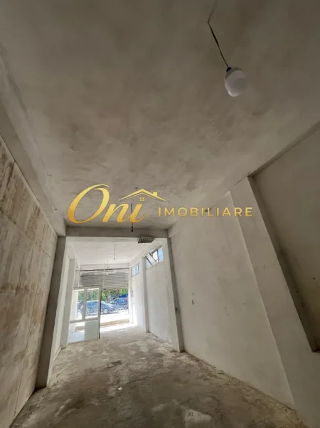 Tirane, jepet me qera magazine Kati 0, 85 m² 400 € (KOMISARIATI NR 6)