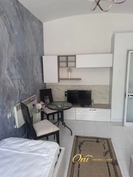 Tirane, jepet me qera apartament 1+1 Kati 1, 50 m² 400 € (BULEVARDI BAJRAM CURRI)