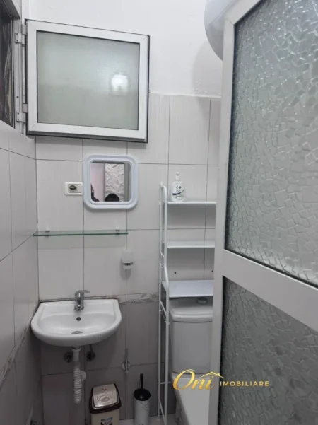 Tirane, jepet me qera apartament 1+1 Kati 1, 50 m² 400 € (BULEVARDI BAJRAM CURRI)