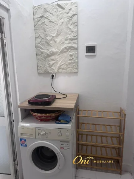 Tirane, jepet me qera apartament 1+1 Kati 1, 50 m² 400 € (BULEVARDI BAJRAM CURRI)