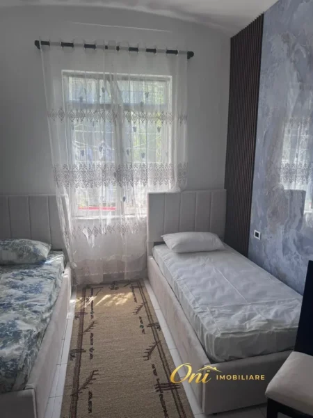 Tirane, jepet me qera apartament 1+1 Kati 1, 50 m² 400 € (BULEVARDI BAJRAM CURRI)