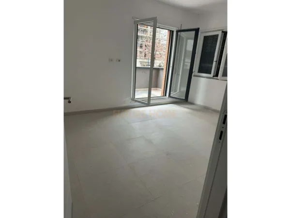 Tirane, jepet me qera apartament 2+1 Kati 1, 105 m² 600 € 