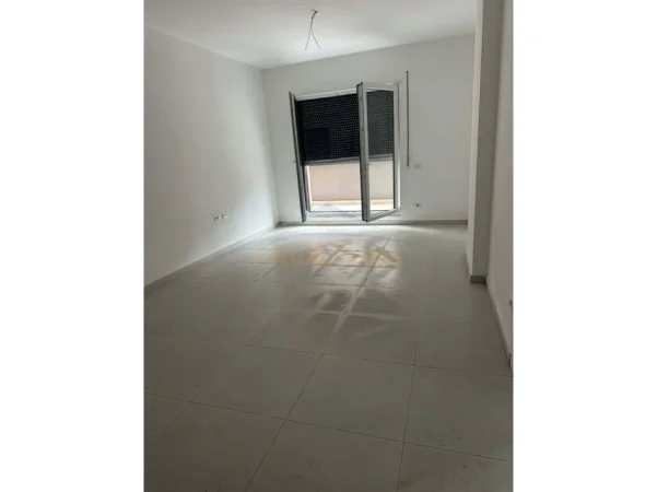 Tirane, jepet me qera apartament 2+1 Kati 1, 105 m² 600 € 