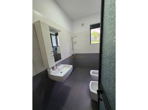 Tirane, jepet me qera apartament 3+1 Kati 1, 133 m² 600 € (Sauk)