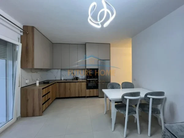 Tirane, jepet me qera apartament 2+1+Ballkon Kati 4, 110 m² 600 € (Ish Dogana)
