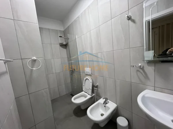 Tirane, jepet me qera apartament 2+1+Ballkon Kati 4, 110 m² 600 € (Ish Dogana)