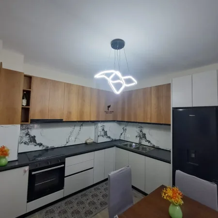 Tirane, jepet me qera apartament 1+1 Kati 2, 70 m² 550 € (VARRI I BAMIT)