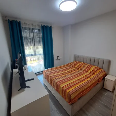 Tirane, jepet me qera apartament 1+1 Kati 2, 70 m² 550 € (VARRI I BAMIT)