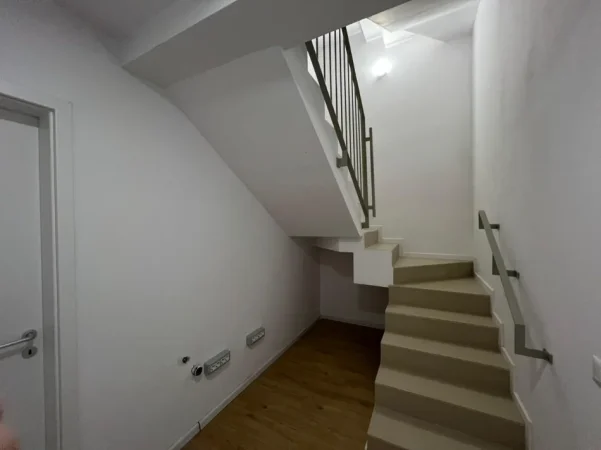 Tirane, jepet me qera Vile 3 Katshe Kati 3, 190 m² 1.300 € (REZIDENCA ABA)