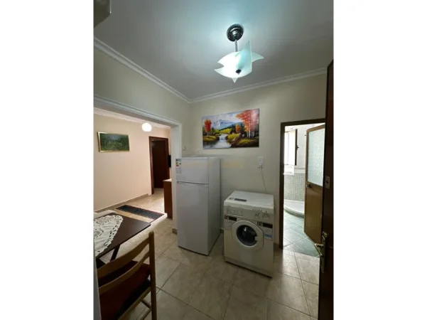 Tirane, jepet me qera apartament 1+1 Kati 3, 42 m² 450 € (Rruga e Elbasanit)