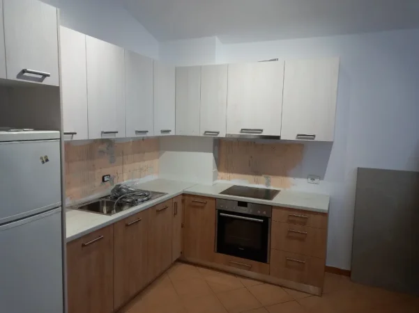Tirane, jepet me qera apartament 3+1 Kati 4, 99 m² (selite)