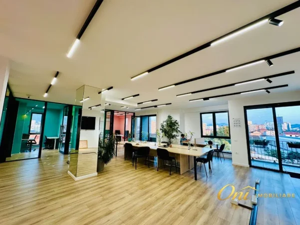 Tirane, jepet me qera zyre Kati 4, 250 m² 1.700 € (bulevardi i ri)