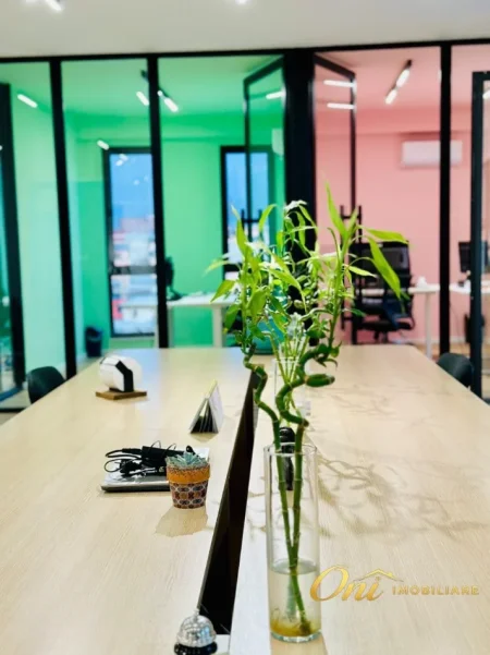 Tirane, jepet me qera zyre Kati 4, 250 m² 1.700 € (bulevardi i ri)