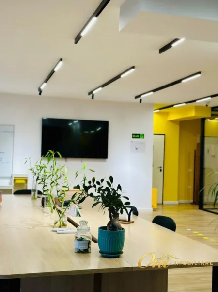 Tirane, jepet me qera zyre Kati 4, 250 m² 1.700 € (bulevardi i ri)