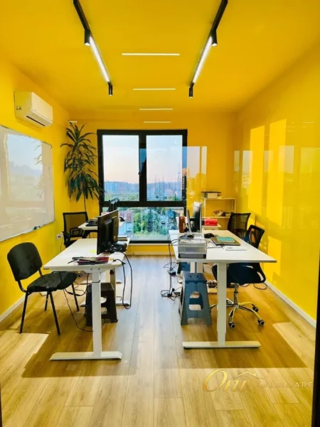 Tirane, jepet me qera zyre Kati 4, 250 m² 1.700 € (bulevardi i ri)
