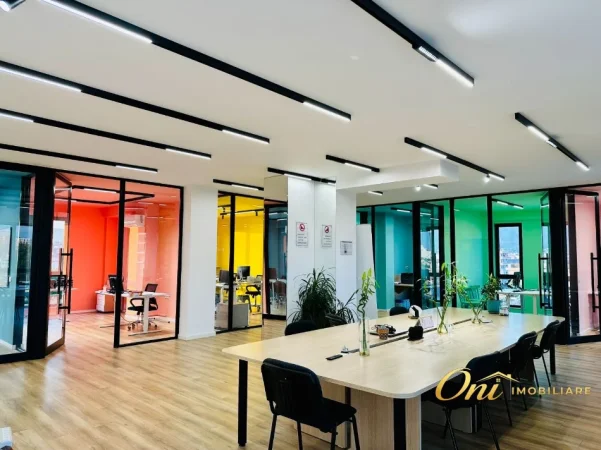 Tirane, jepet me qera zyre Kati 4, 250 m² 1.700 € (bulevardi i ri)