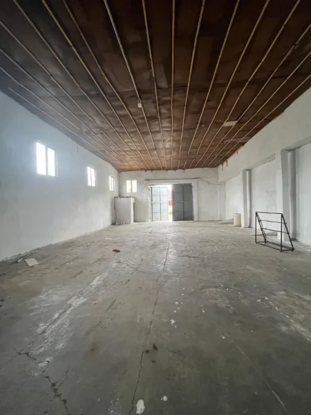 Tirane, jepet me qera magazine , 460 m² 1.800 € (BIRRA KAON)