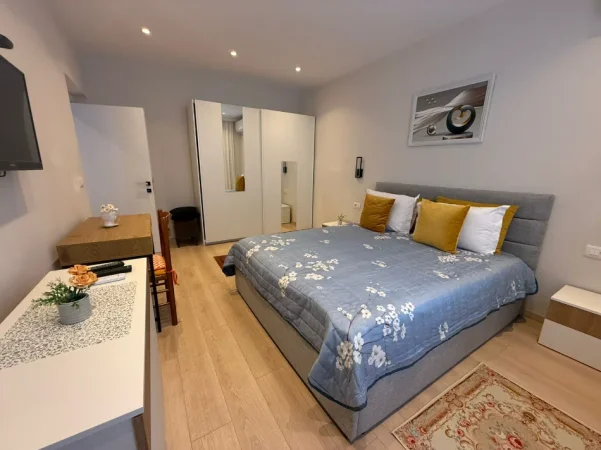Tirane, jepet me qera apartament 1+1+Ballkon Kati 4, 57 m² 750 € (Rruga Myslym Shyri)