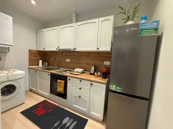 Tirane, jepet me qera apartament 1+1+Ballkon Kati 4, 57 m² 750 € (Rruga Myslym Shyri)