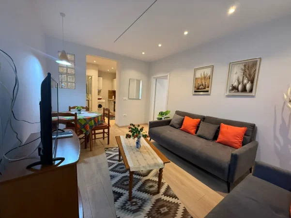 Tirane, jepet me qera apartament 1+1+Ballkon Kati 4, 57 m² 750 € (Rruga Myslym Shyri)